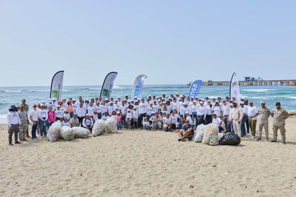 United Petroleum realiza jornada de limpieza en Playa Gringo de Haina por el Día Mundial de los Océanos