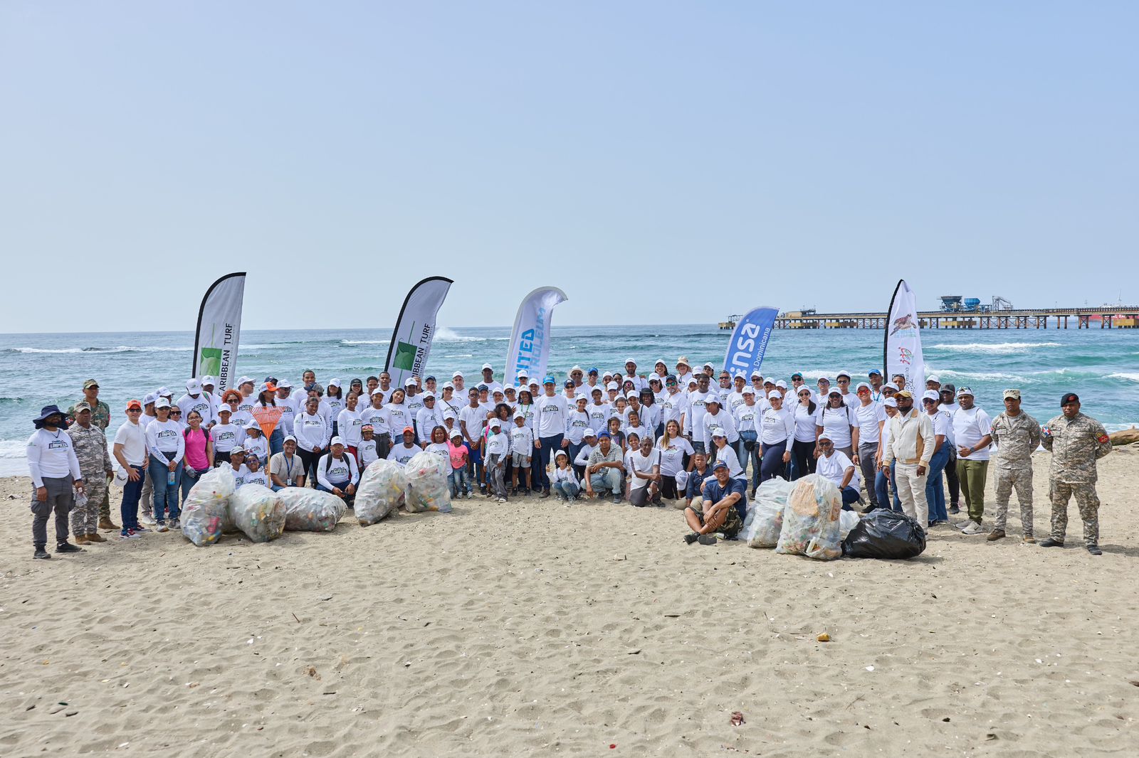 United Petroleum realiza jornada de limpieza en Playa Gringo de Haina por el Día Mundial de los Océanos