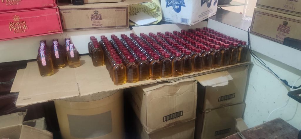 Desmantelan fábrica clandestina de bebidas adulteradas; ocupan más de 1,300 botellas