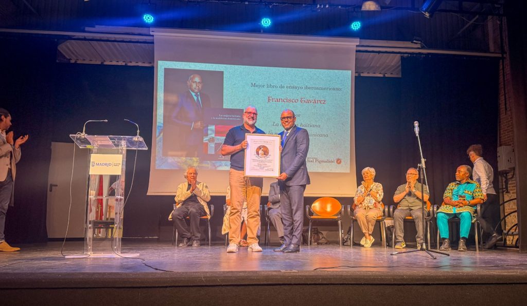 Francisco Tavárez gana premio internacional y pone en alto la literatura dominicana en la Feria del Libro de Madrid