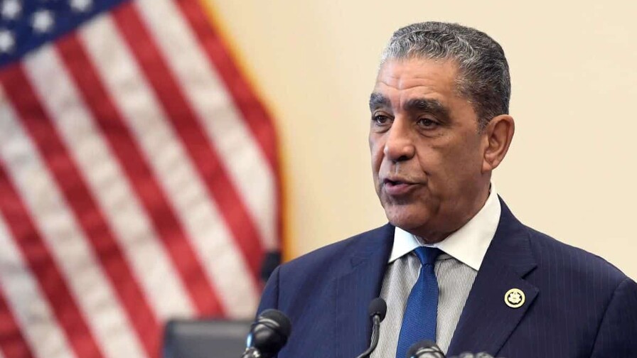 Adriano Espaillat busca movilizar su base tras quedar detrás de su rival en nueva encuesta democráta