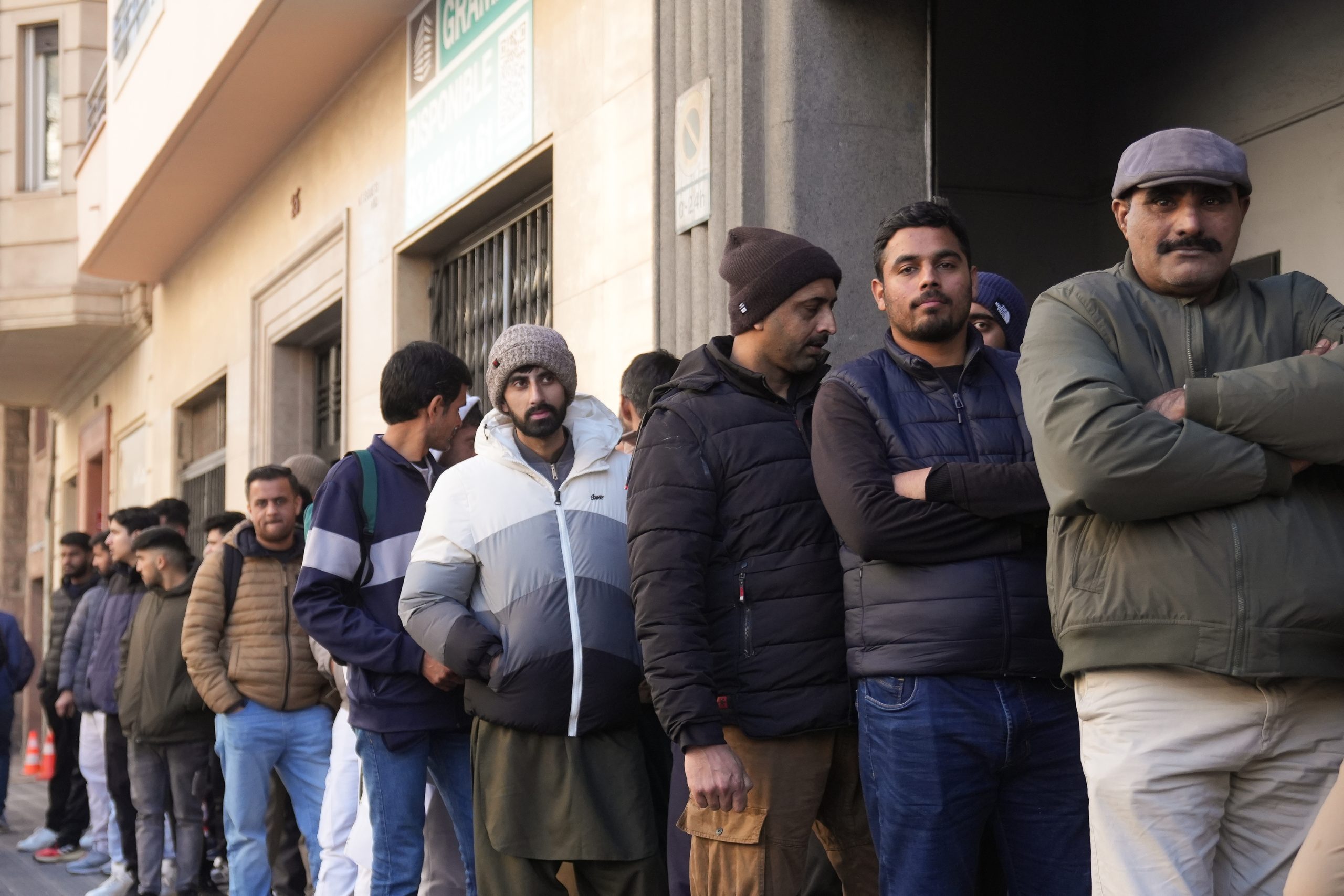 Este martes acaba el plazo para solicitar la regularización extraordinaria de inmigrantes en España