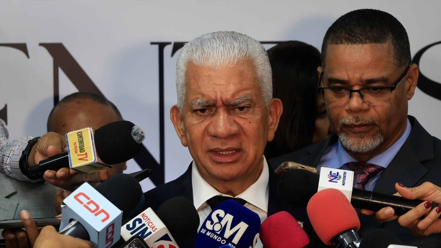 Ricardo de los Santos defiende Plan Fiscal y oposición mantiene diferencias