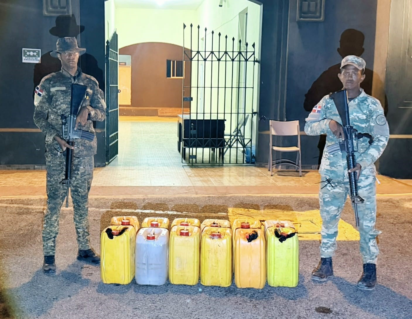 Ejército frustra ingreso de 240 litros de clerén durante operativo en Montecristi