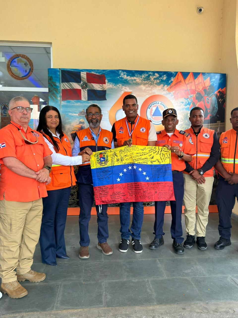 Defensa Civil reconoce labor de rescatista que participó en misión humanitaria en Venezuela