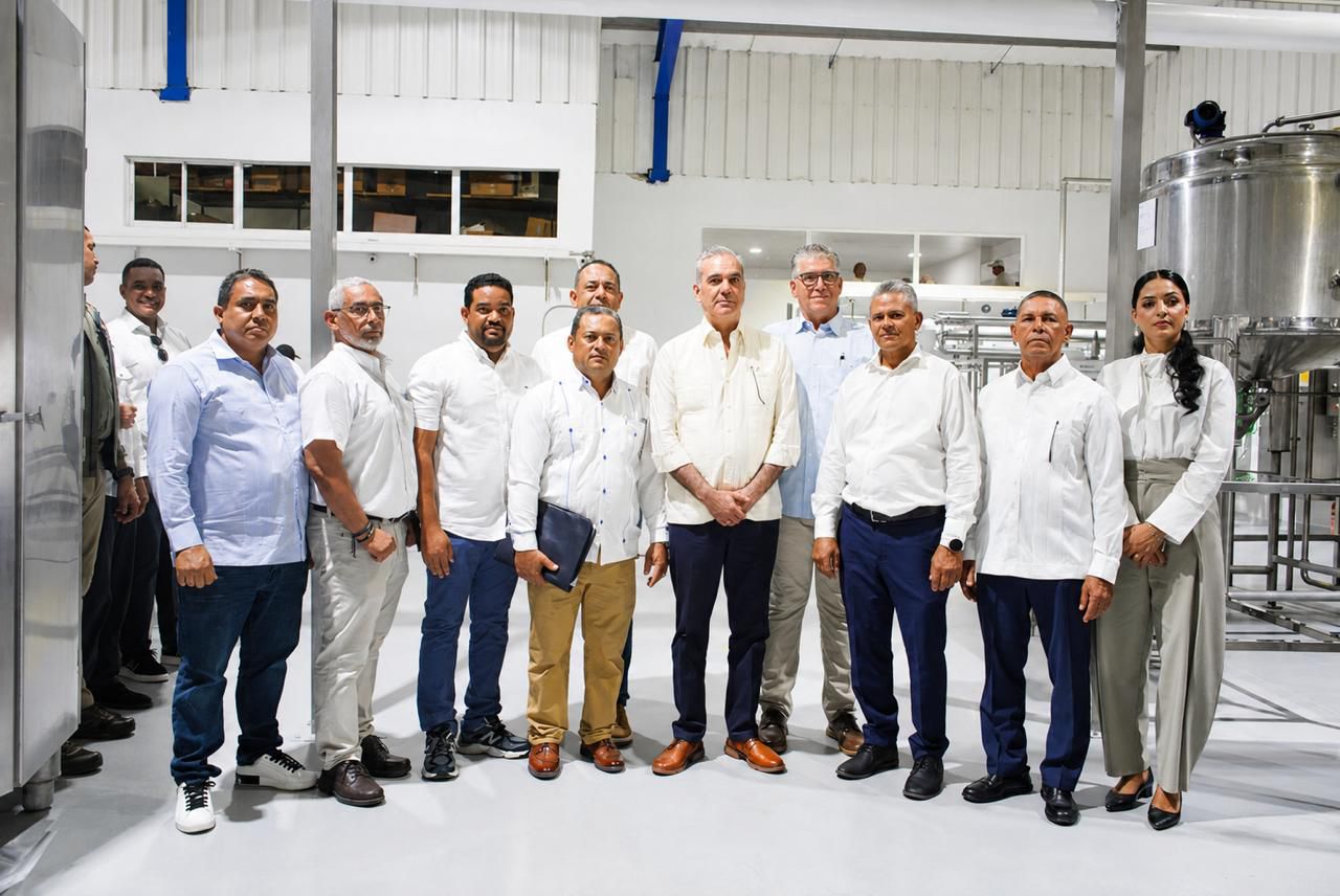Coopfedegano presenta al presidente Abinader avances de su planta procesadora de leche