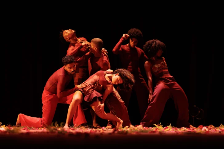La danza contemporánea deslumbra con “Carmesí” en el inicio de su temporada 2026