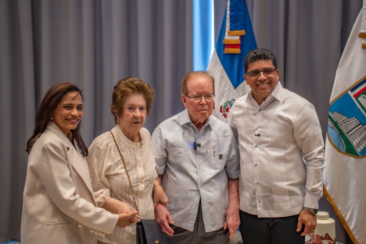 Pepín Corripio visita por primera vez el Ayuntamiento de Santo Domingo Este y recibe la Llave de la Ciudad