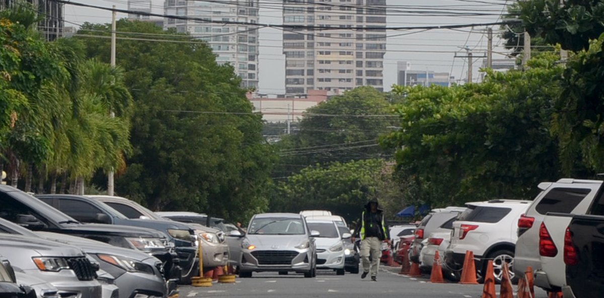 ¿Extorsión o servicio? El lucrativo negocio de los parqueadores en vías del Gran Santo Domingo