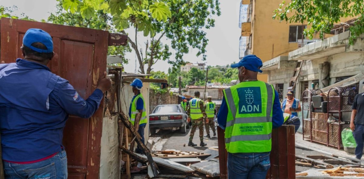 Alcaldía del DN ordena recuperar aceras ocupadas irregularmente en Arroyo Hondo