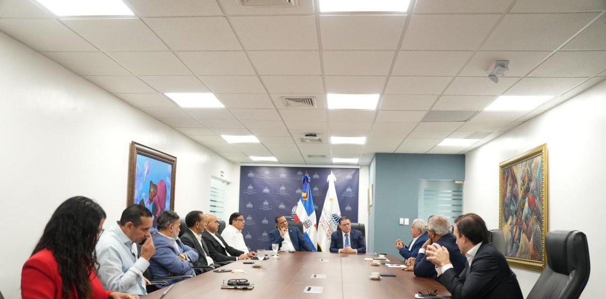 Detallistas de Gasolina se reunen con el ministro de Industria y Comercio para buscar solucción a los pagos con tarjetas