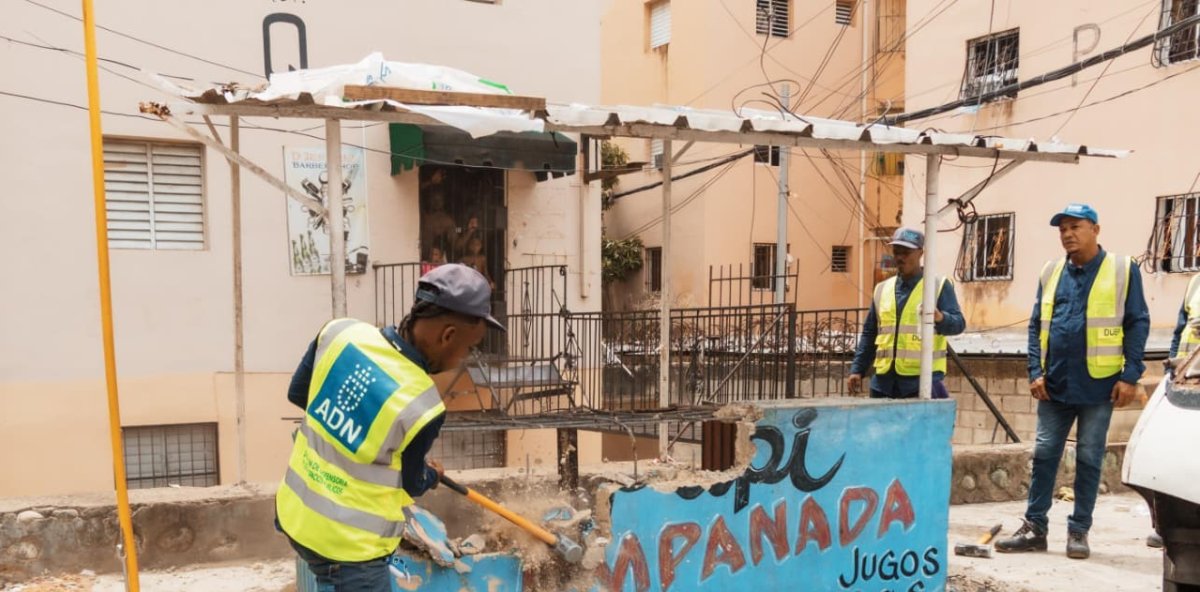 Ayuntamiento del Distrito Nacional interviene barrio Guachupita y elimina obstáculos en las aceras