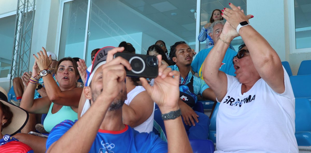 Con calor, aplausos y banderas: así se vive la natación desde las gradas en los JCC 2026