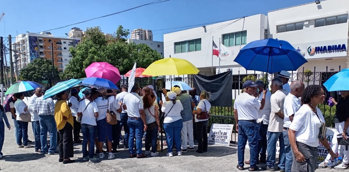 Maestros jubilados exigen Inabima baje del 4 al 1% costo del seguro por sobrevivencia y discapacidad