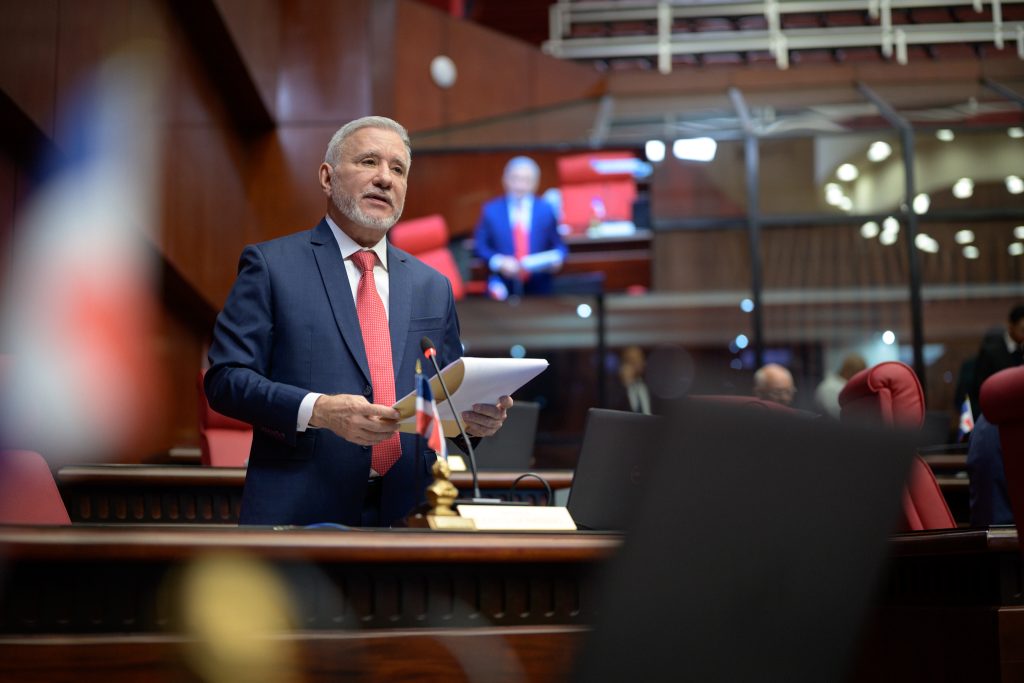 Senador Taveras reitera propuesta para fortalecer la libertad de expresión en el Código Penal