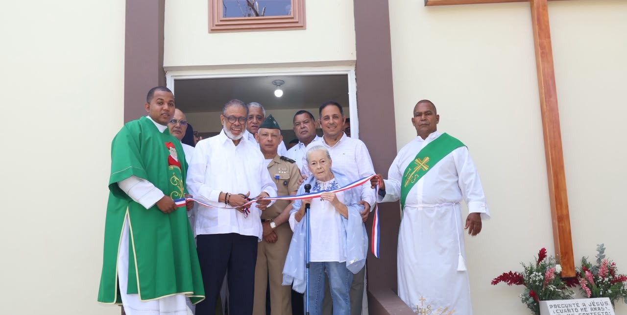 Desarrollo de la Comunidad entrega remozada capilla en Sabana Iglesia, Santiago
