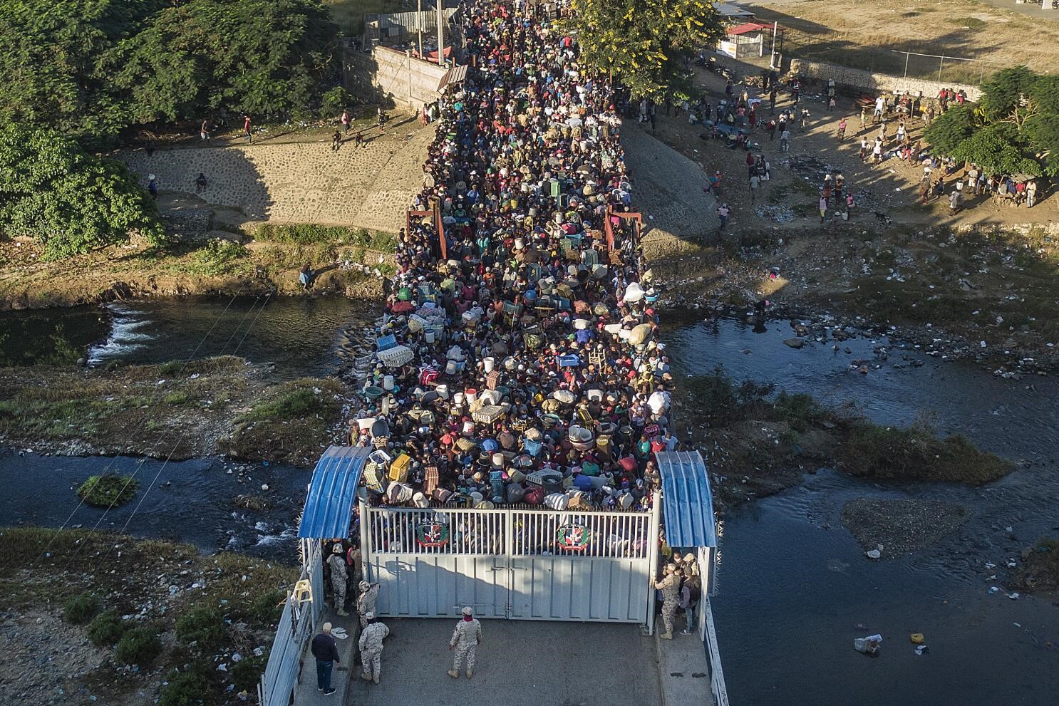 Transportistas haitianos bloquean acceso al puente binacional en rechazo a nuevo cobro municipal