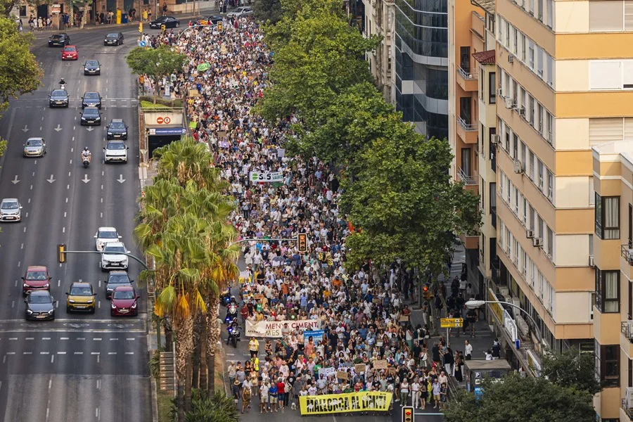 Decenas de miles de personas exigen el decrecimiento en Mallorca: «No caben más turistas»