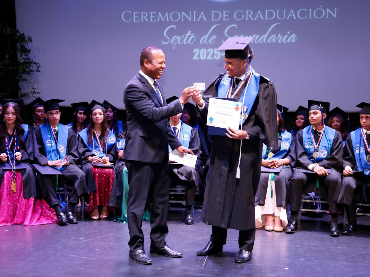 Intrant entrega carnets de aprendizaje a primeros bachilleres graduados este año como Guardianes del Tránsito