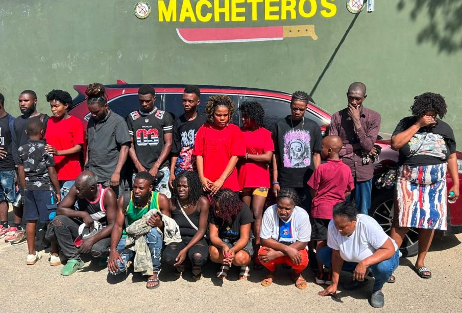 Detienen a dominicano por trasladar a 19 haitianos indocumentados en Santiago Rodríguez