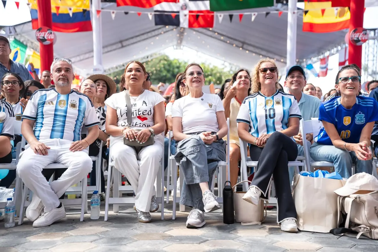 Carolina comparte emoción de la gran final de la Copa Mundial de Fútbol con ciudadanos en el Malecón Deportivo