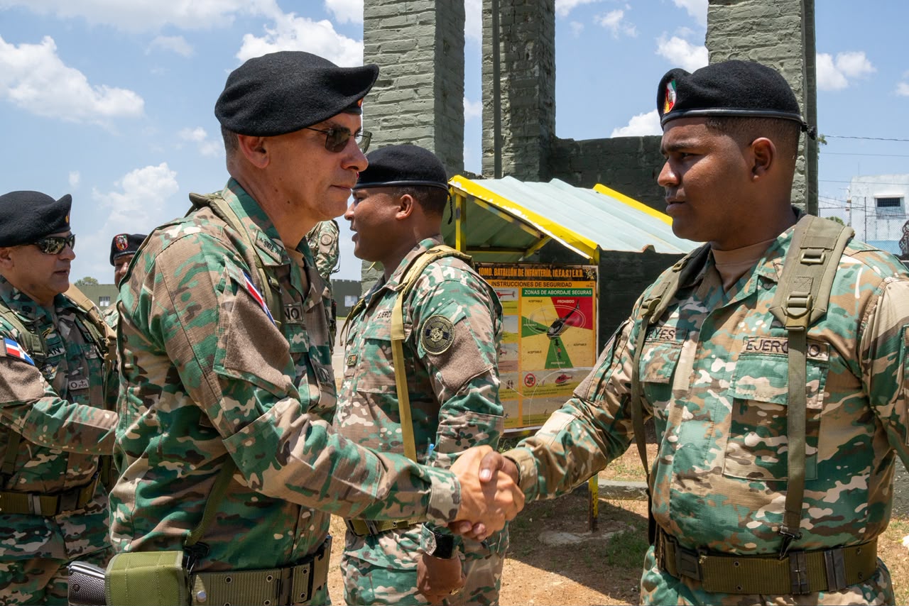 Comandante del Ejército inspecciona unidades fronterizas y refuerza vigilancia en la frontera