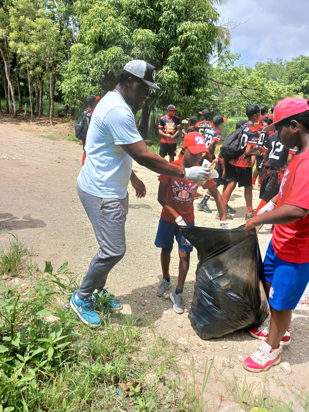 Cientos de niños marchan en San Luis para exigir protección de la Laguna La Redonda