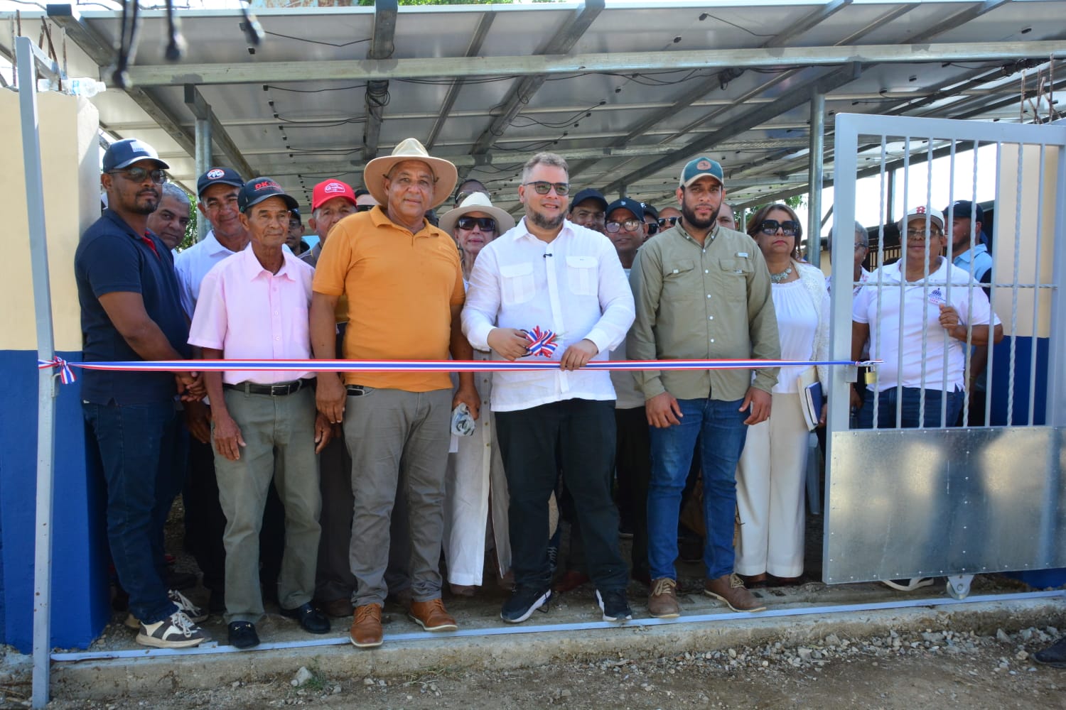 FEDA entrega sistema de energía solar a Ganaderos de Montecristi