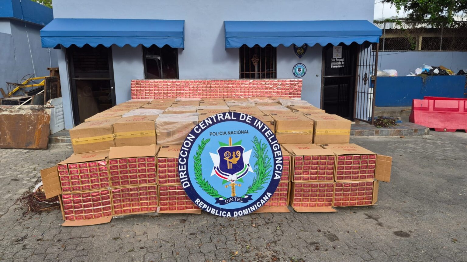 Descubren más de 1.5 millones de cigarrillos de contrabando ocultos bajo hojas de batata