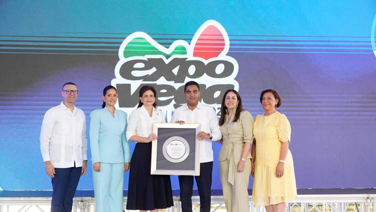 Dedican Expo Vega Real 2026 al ministro de Deportes Kelvin Cruz