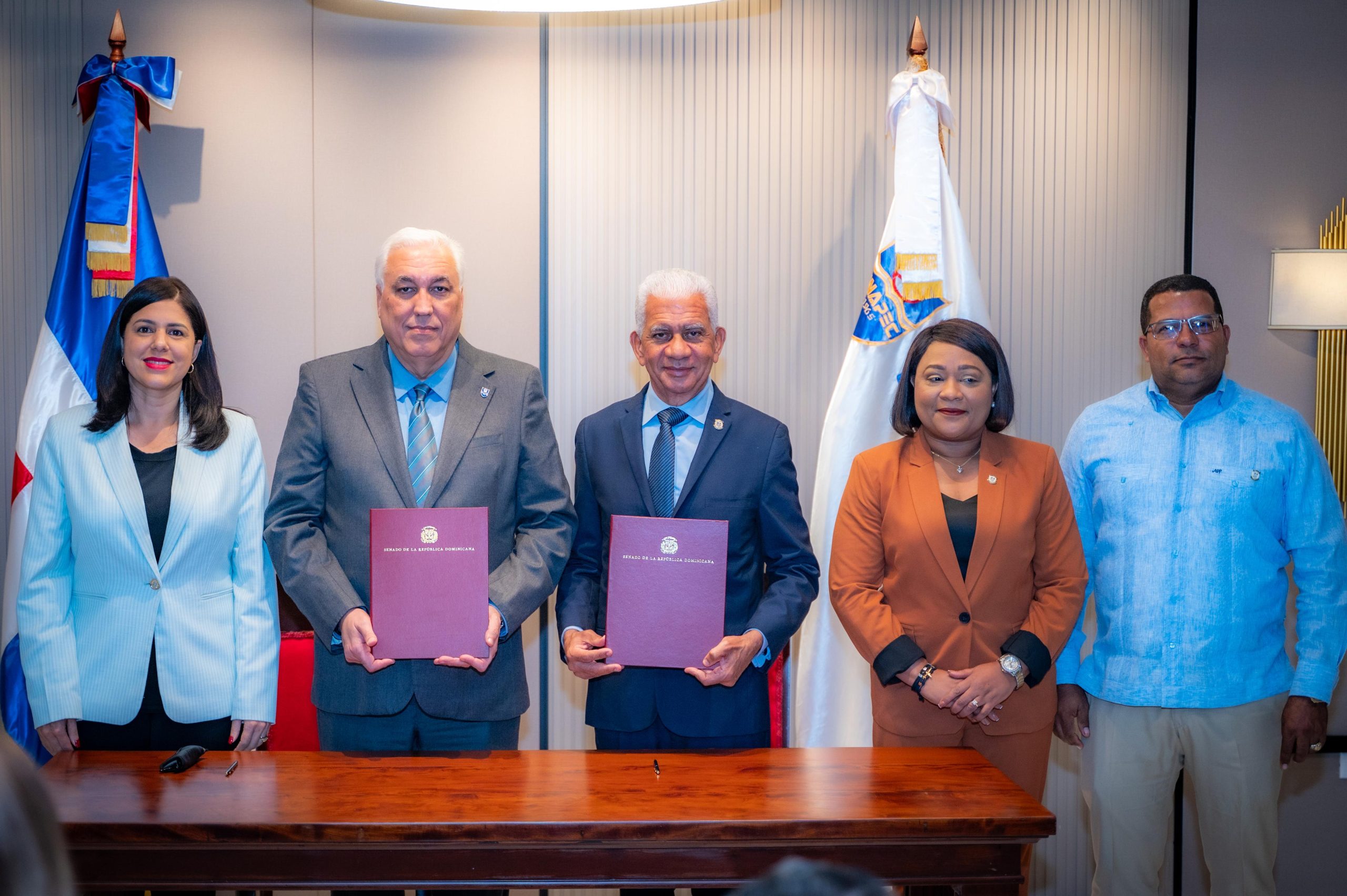Senado y UNAPEC unen esfuerzos para impulsar capacitación y modernización institucional