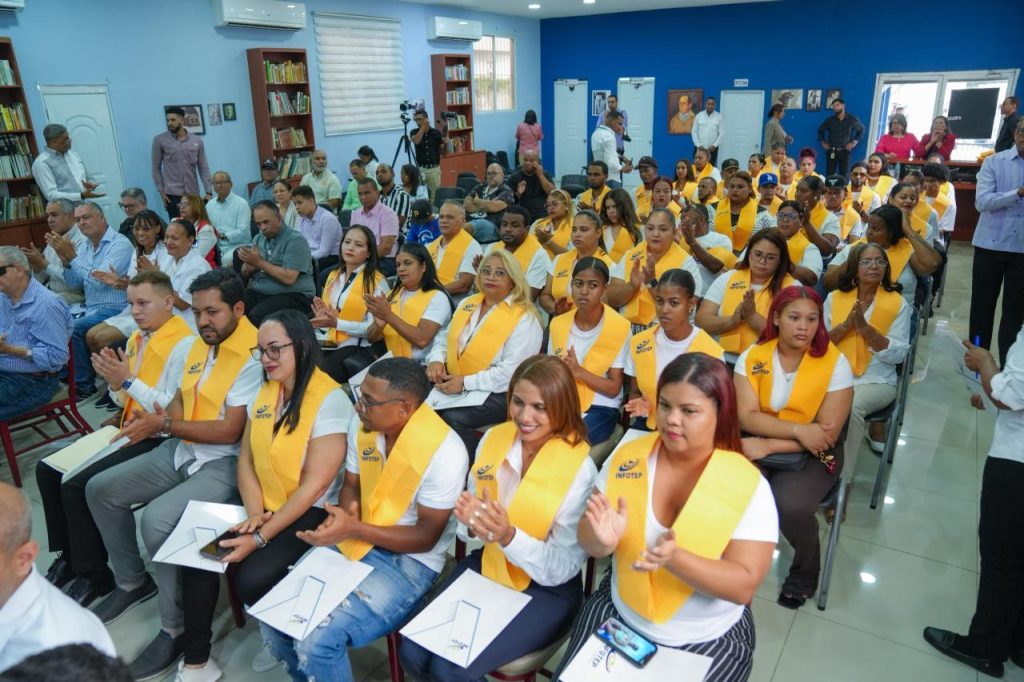 INFOTEP y PROCIGAR gradúan a 127 nuevos tabaqueros; más de la mitad ya tiene empleo