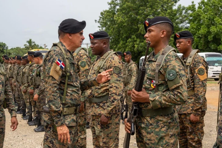 Comandante del Ejército refuerza vigilancia en la frontera y supervisa destacamentos en Elías Piña