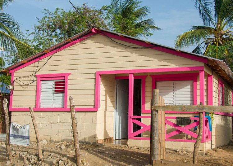 Microcréditos transforman la vida de mujeres con acceso a viviendas y saneamiento dignos