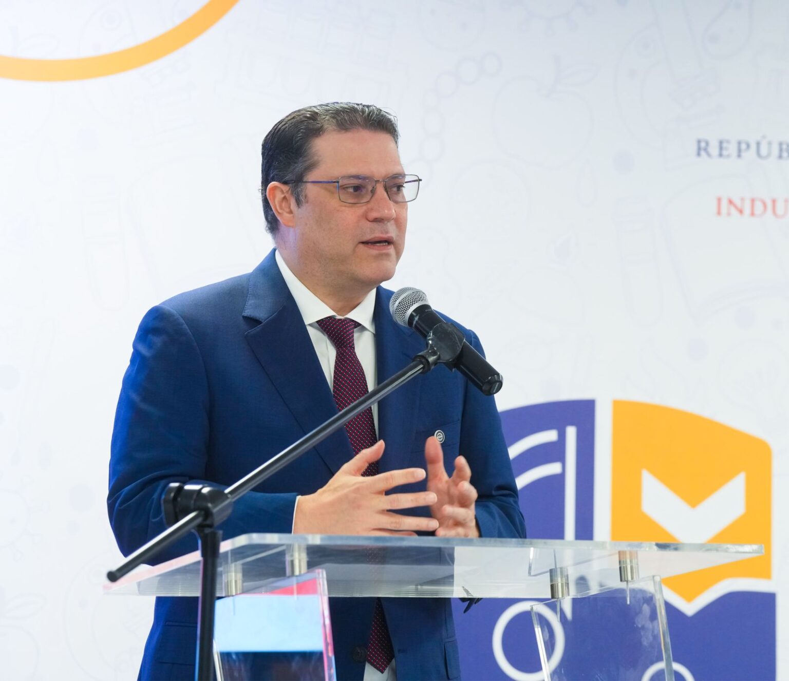 Gobierno impulsa programa "Embajadores STEM" para motivar a jóvenes a estudiar carreras del futuro