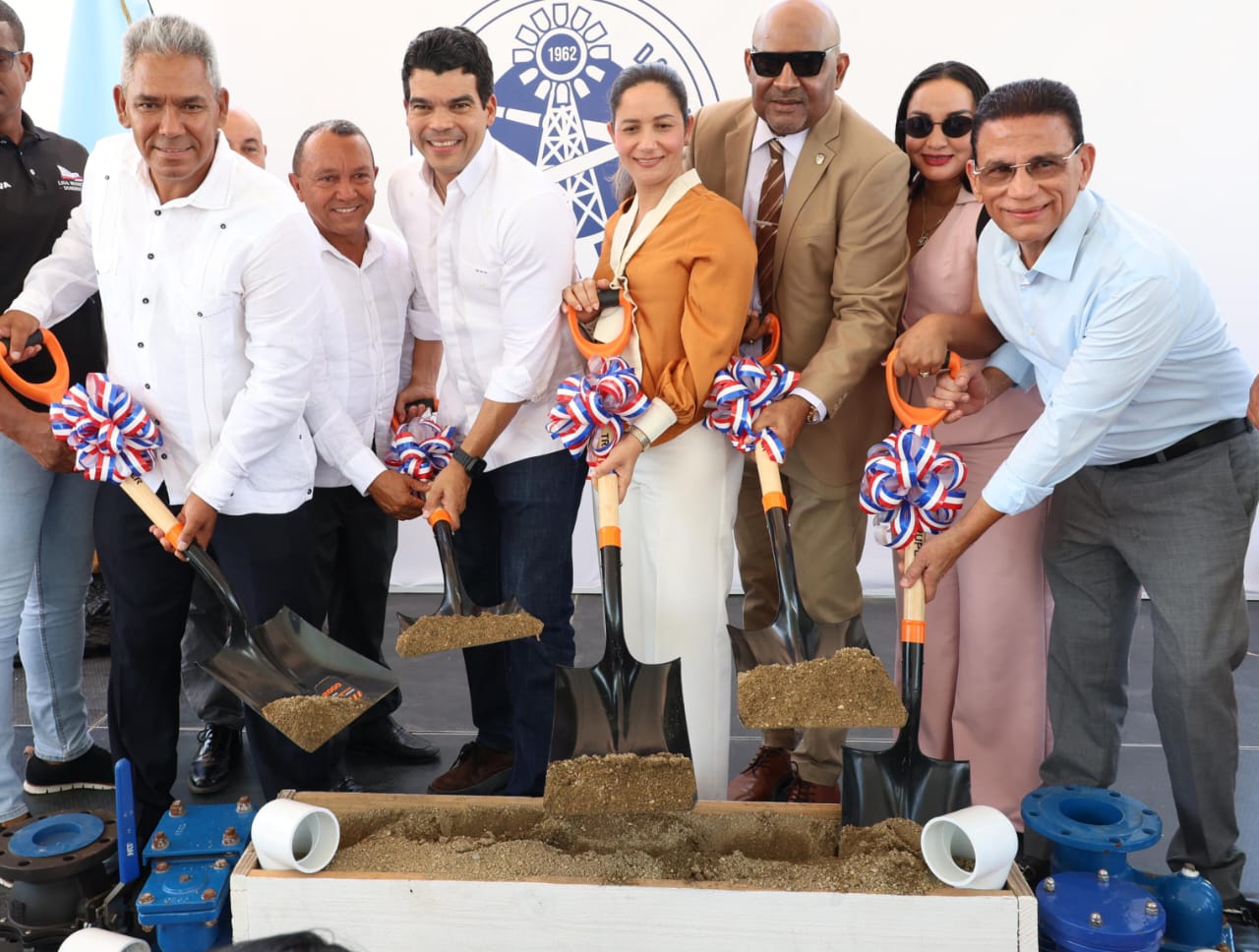 Wellington Arnaud da primer palazo para la construcción del acueducto Damjagua-Maizal, provincia Valverde