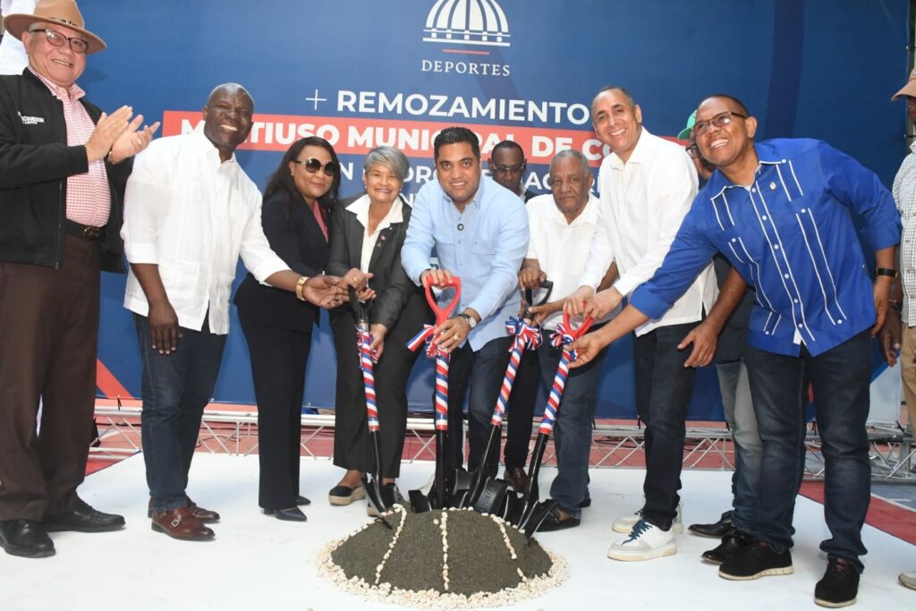 Ministro Kelvin Cruz inicia trabajos de rescate del Multiuso de Consuelo en SPM