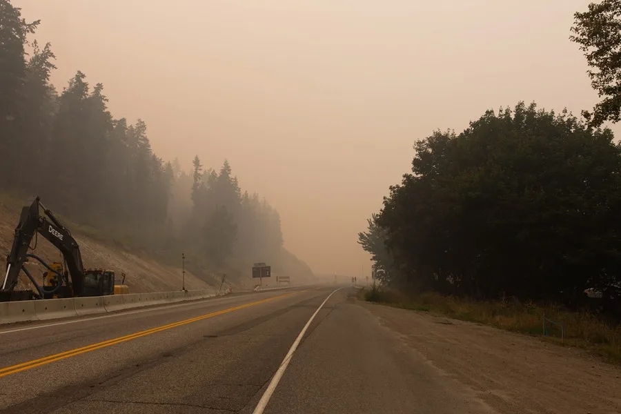 Un muerto y 20,000 mil evacuados en los incendios forestales en el oeste de Canadá
