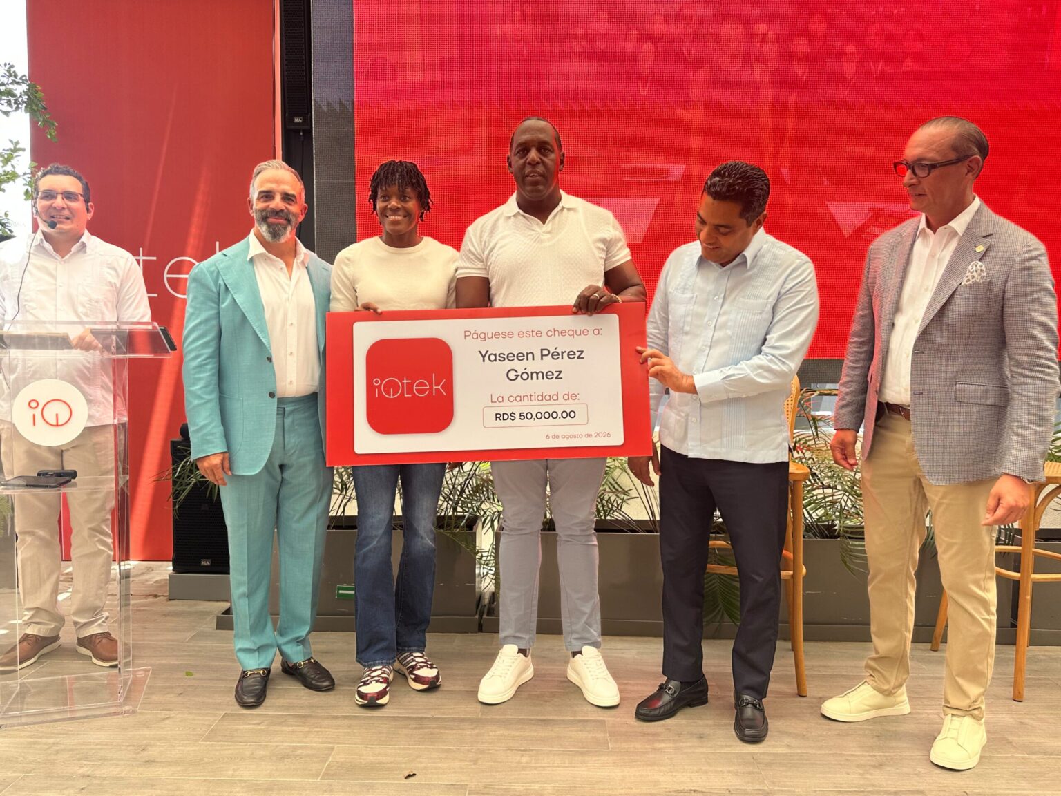 Paulino, Pie y otros atletas dominicanos reciben cheques de la Fundación IQtek; Marileidy anunció alianza con la marca