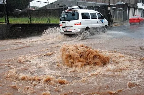 Fuertes inundaciones obligan a evacuar a casi 500 personas en Costa Rica