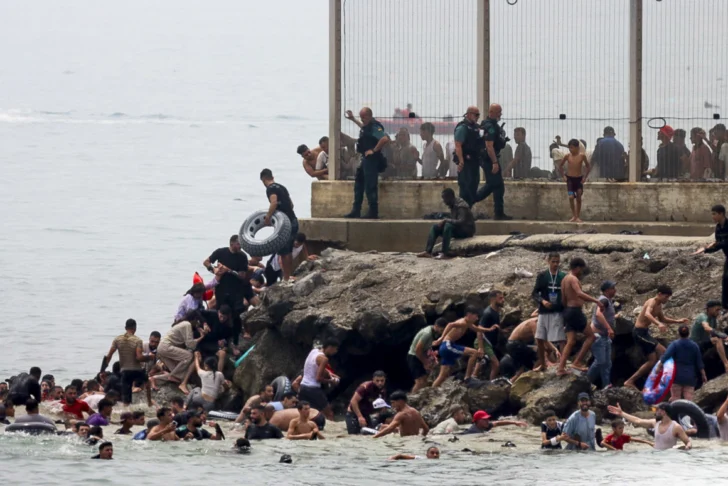 Marruecos confirma 40,000 intentos de cruce hacia Ceuta y reporta 11 fallecidos