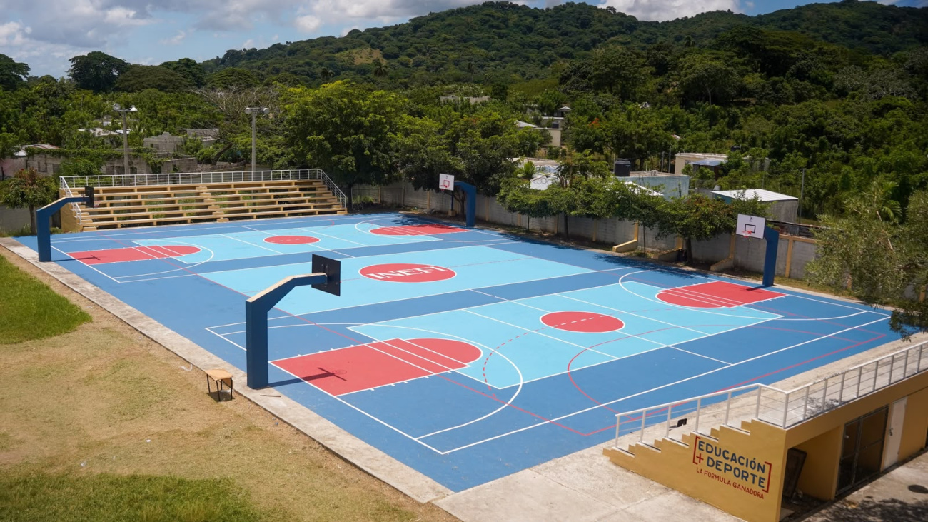INEFI retoma su gira nacional con entrega de utilería deportiva y canchas remozadas en Hato Mayor
