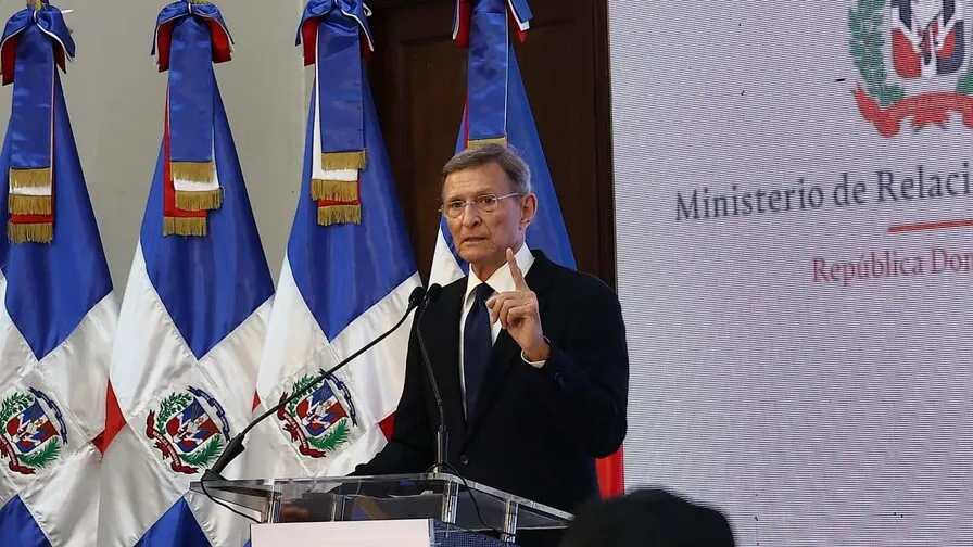 Roberto Álvarez deja la Cancillería y es nombrado embajador emérito