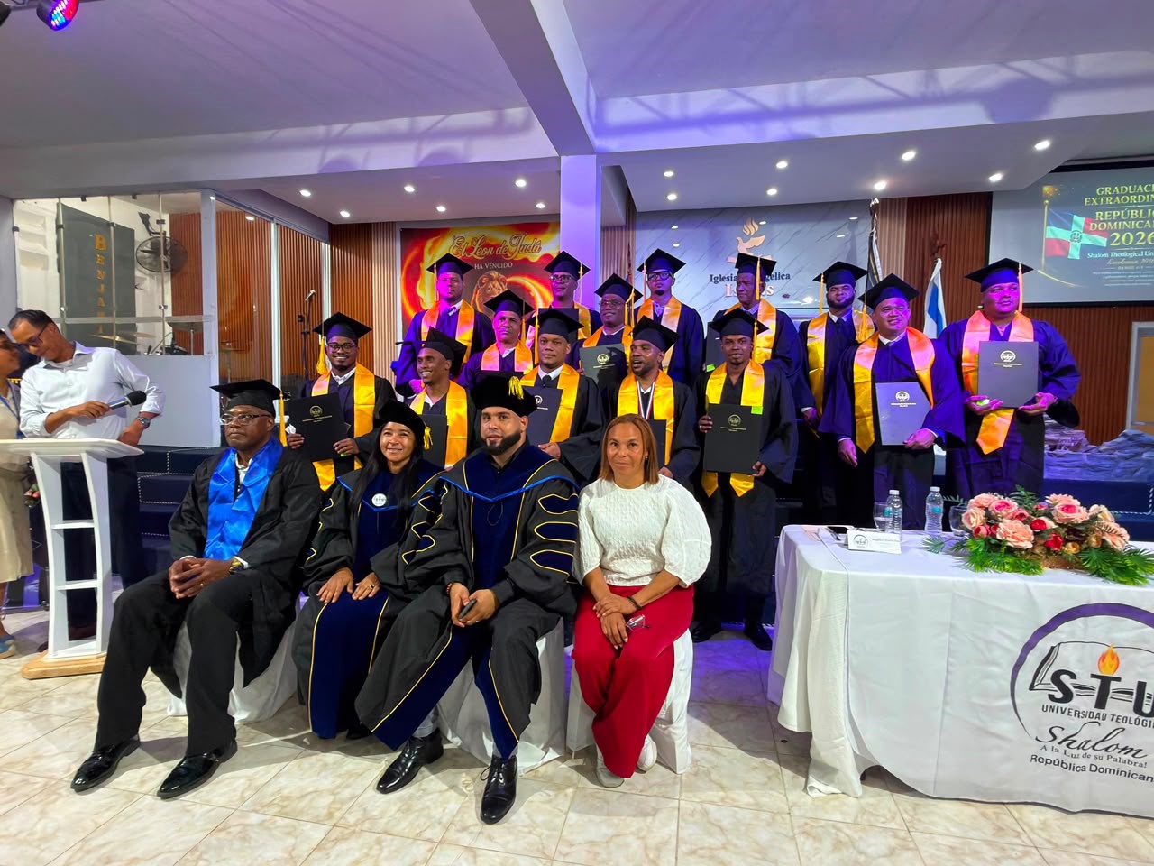Educación tras las rejas: 14 privados de libertad se gradúan de Licenciatura en Teología en La Victoria