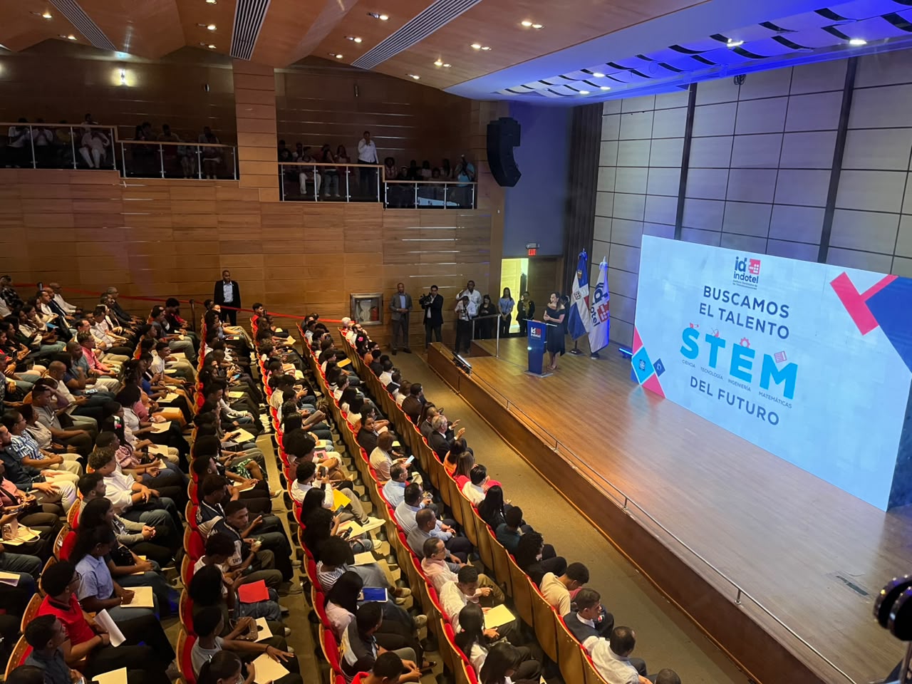 Abinader encabeza reconocimiento a más de 170 estudiantes destacados en concurso de vocaciones STEM