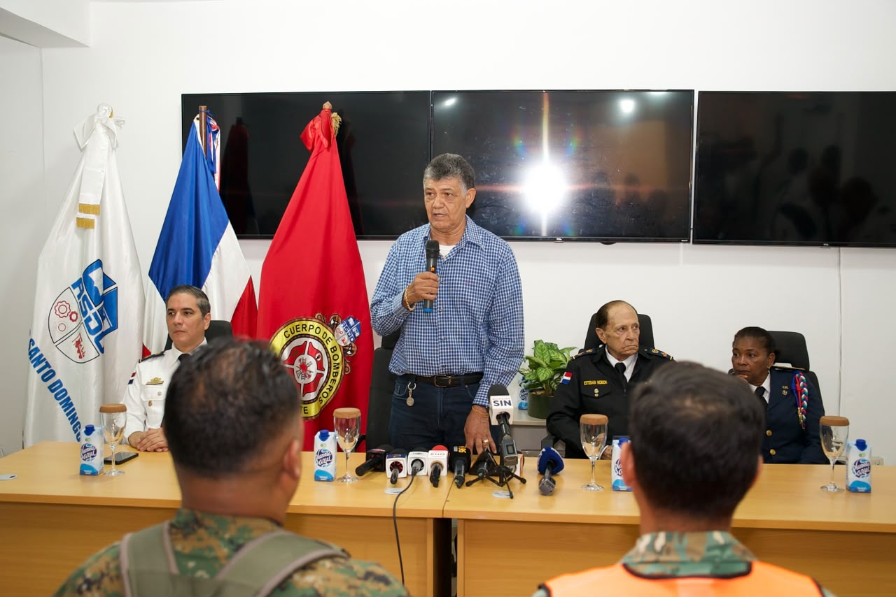 Alcalde de SDO juramenta nuevo intendente de Cuerpo de Bomberos