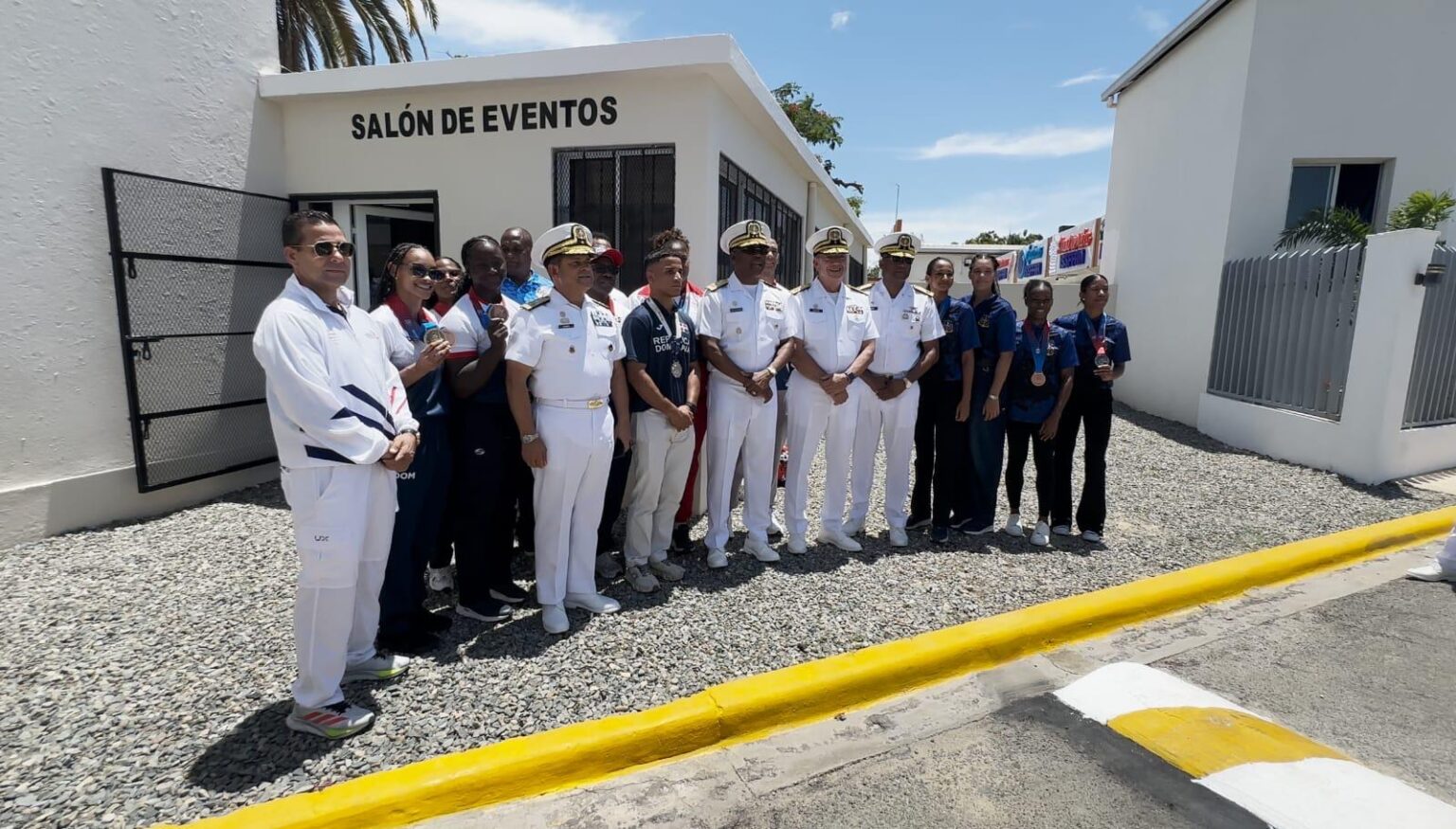 Ministro de defensa inaugura nuevas oficinas Dirección de Deportes y túnel de bateo en la Armada