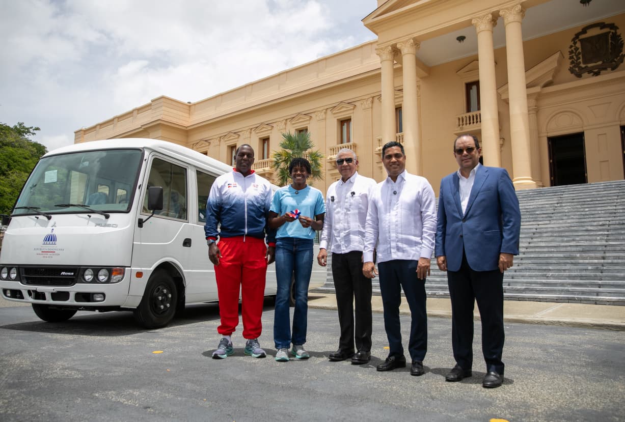 Entregan autobús a la fundación «Creando Sonrisas Eternas» presidida por Marileidy Paulino