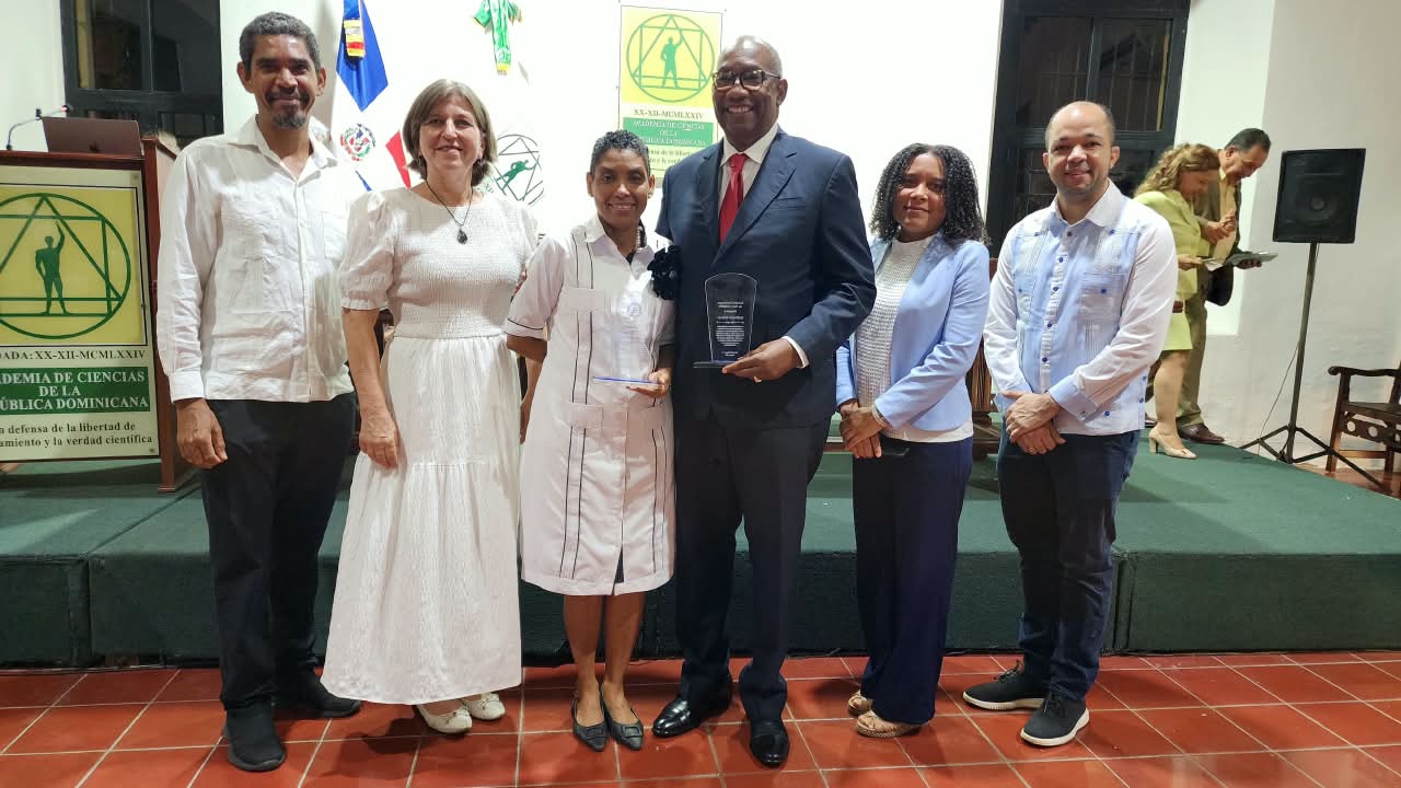 Reconocen a Editrudis Beltrán Crisóstomo por sus aportes al desarrollo de la física en República Dominicana