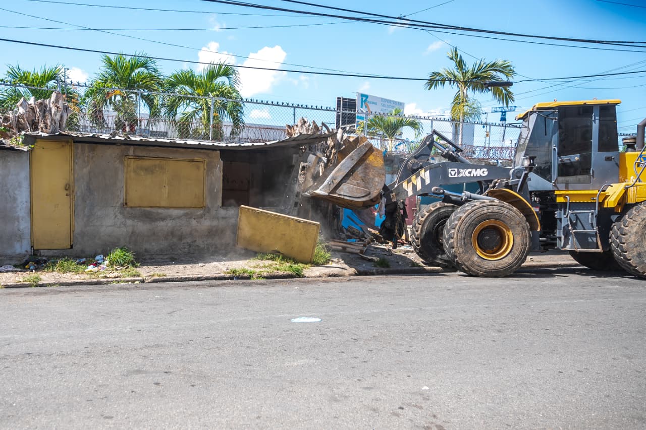 Alcaldía del Distrito Nacional demuele siete estructuras y recupera espacios públicos en Cristo Rey